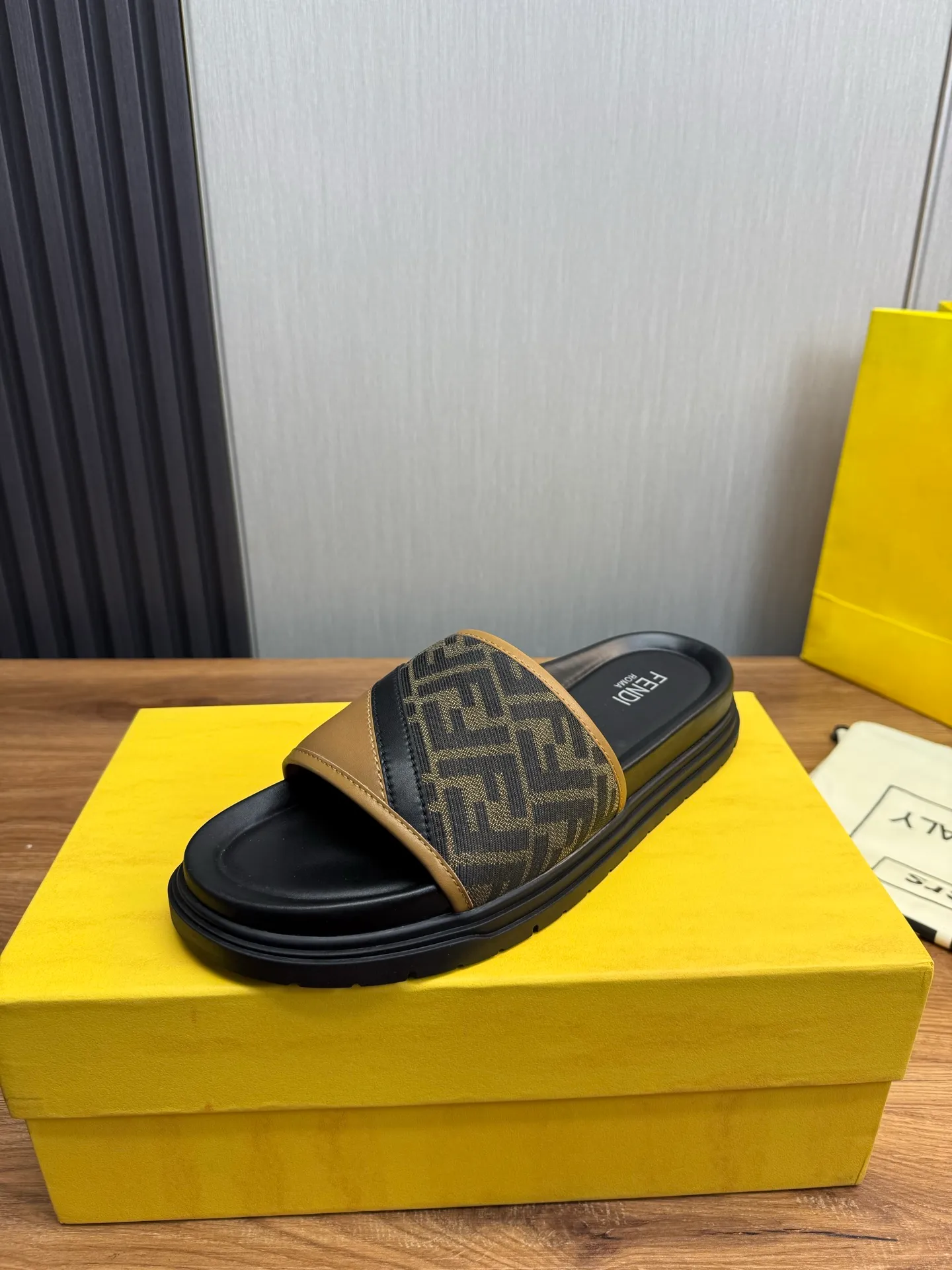 Men's shoes 💰400💰 Fendi men's slippers, made one to one on the FENDI official website, sizes 38-45 45 46 🉑️Customized!